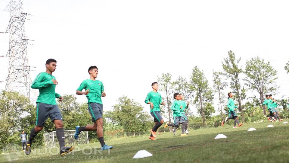 Para pemain tes ketahanan fisik dalam seleksi Timnas Indonesia U-19, Senin (25/07/16). (INDOSPORT/Herry Ibrahim)